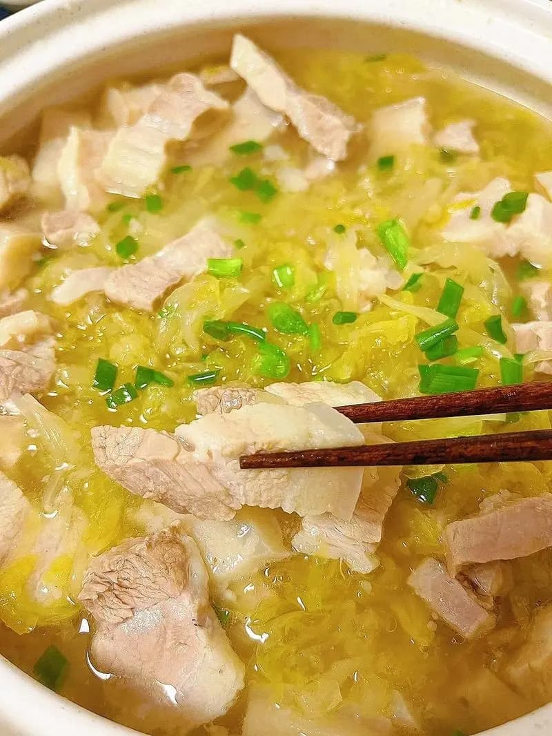 酸菜白肉：东北风味中的味蕾传奇