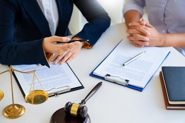 被异地拘留怎样请律师？专业解析与应对策略