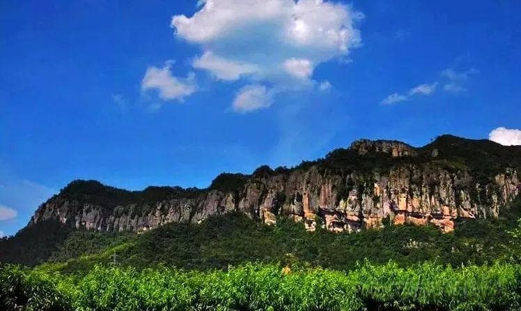 天台山十里铁甲龙：巨岩排列如龙，寒岩洞藏文化瑰宝