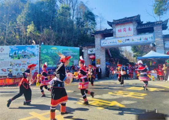 广东连南千年瑶寨举办“龙年玩坡节”贺新春