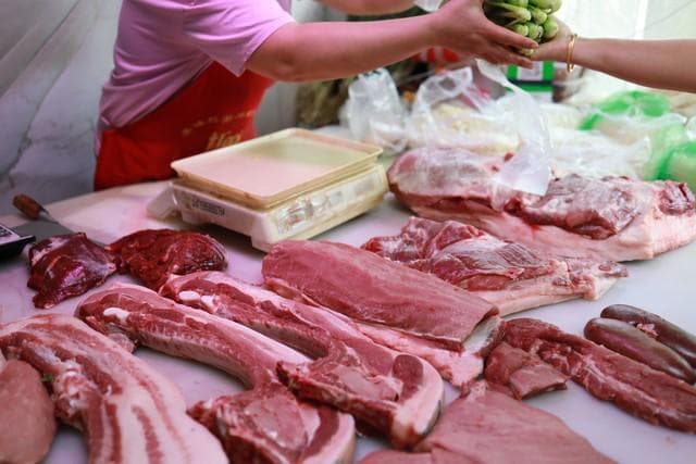 为何牛羊肉要挂着卖，猪肉却摆着卖？今天才知道，原来套路这么多