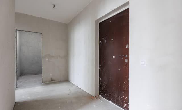 95后小哥为省房租，不装修直接住进毛坯房，网友：也是洒脱