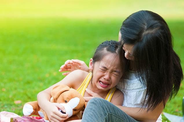 孩子一不顺他意就生气！父母该引导他先“停看听”