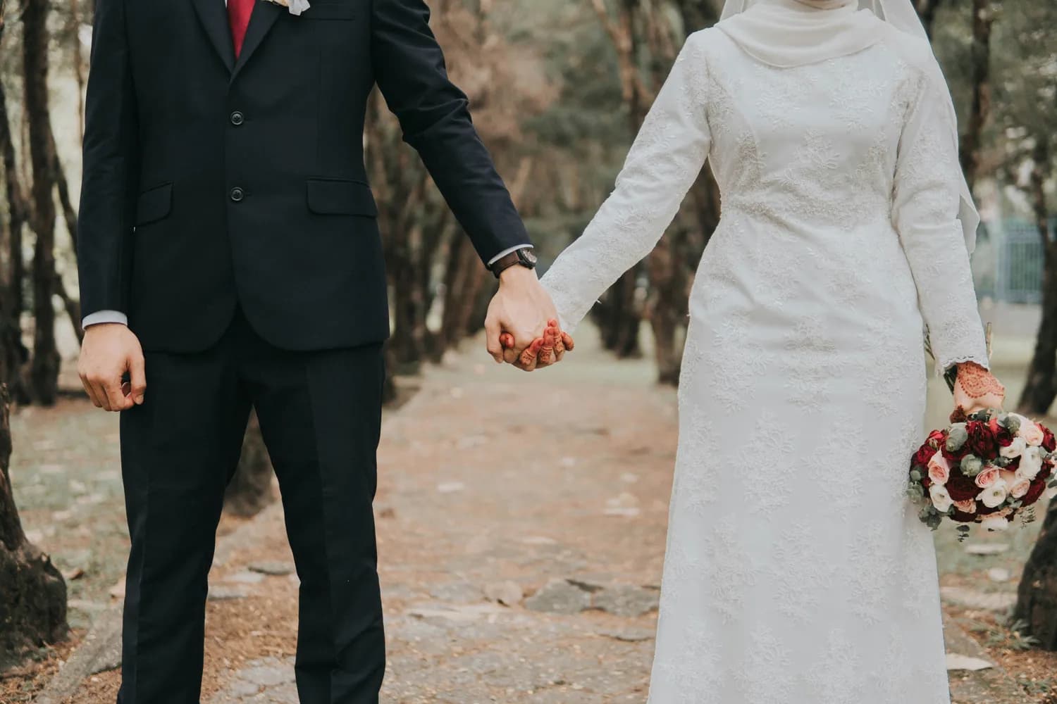 婚姻登记信息查询指南：个人可在线办理，他人需合法理由