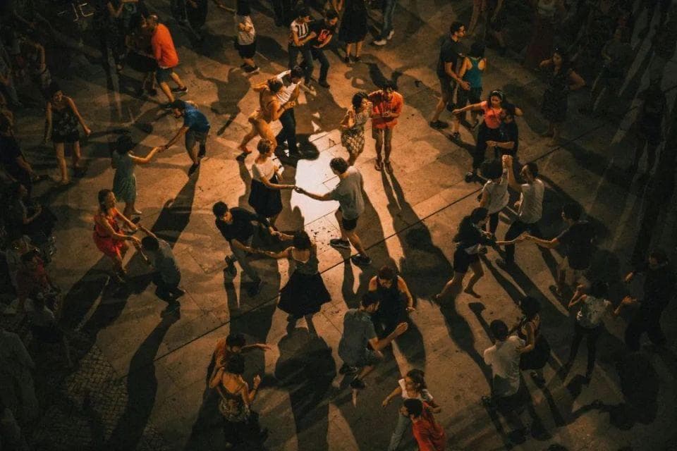 为什么我们会情不自禁地随着音乐摇摆？