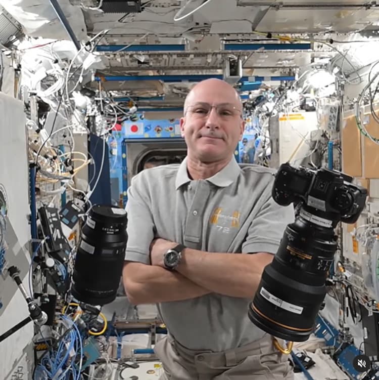 NASA 太空人示範零重力換鏡，Nikon USA 發出搞笑警告！