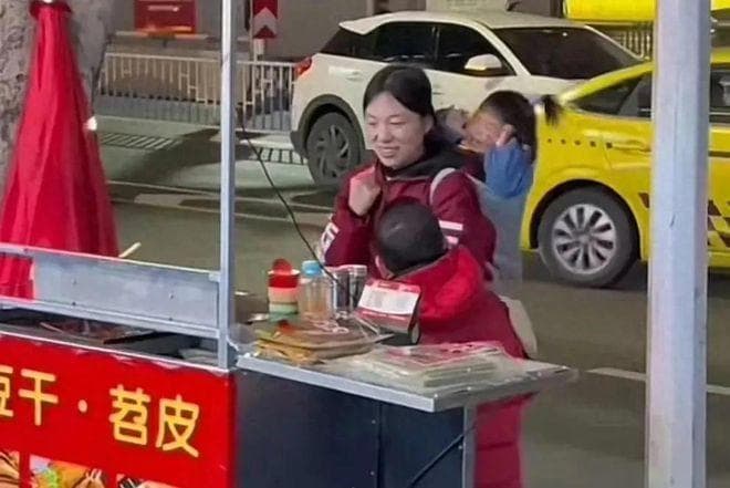 重庆母亲街头摆摊抚养病童：自媒体善举引发全网关注