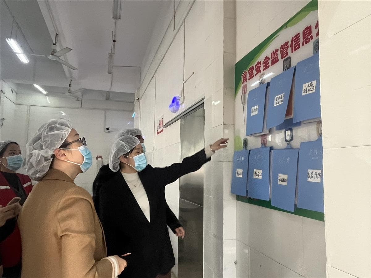 菜品种类增加，搭配更有营养，小学校园食堂焕新颜