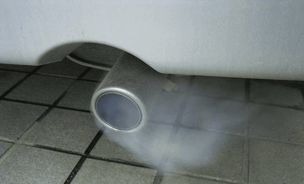 排气管冒蓝烟、白烟、黑烟有讲究？车子是否烧机油就看它了