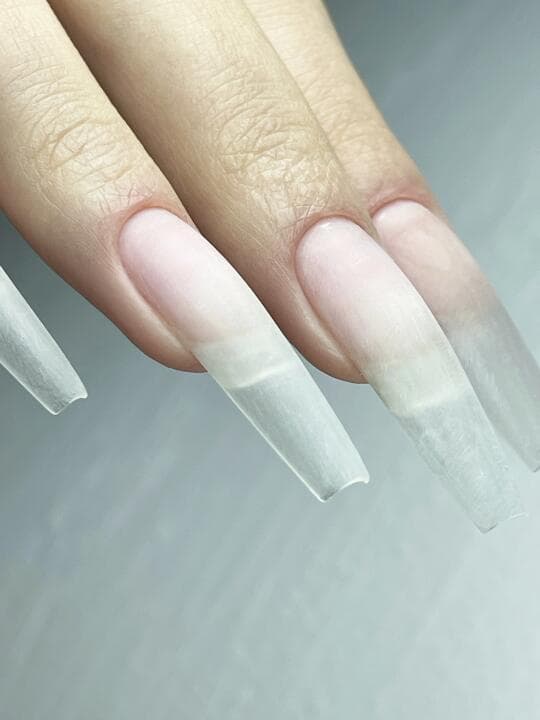 如何正确护理美甲并延长其美丽效果