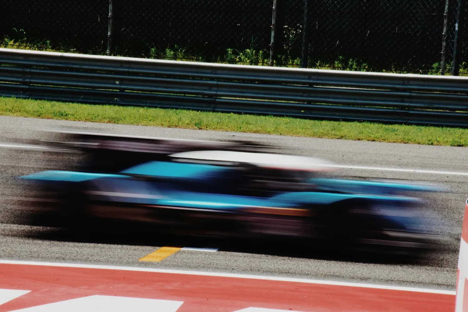 F1赛车的防护奥秘：速度与安全的完美平衡
