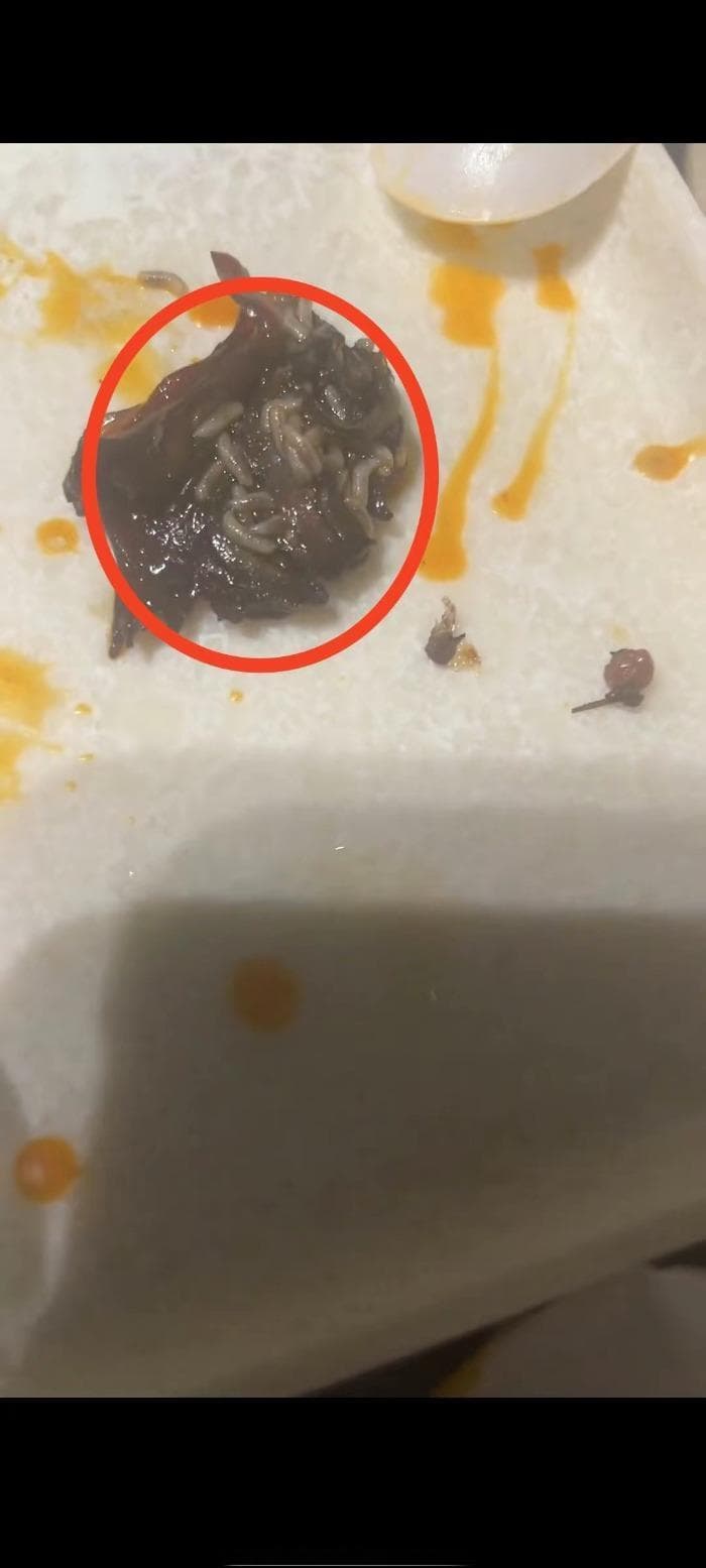 虾滑中吃出蛆虫，烤鱼里出现蛆虫，红米肠里藏有蛆虫……食品安全底线一定要守住！