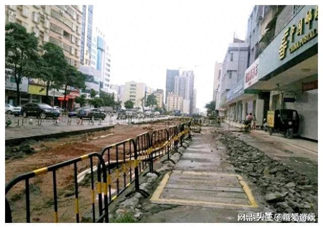 年年修，年年挖，这条路为何年复一年地被挖开又填平？在修什么？