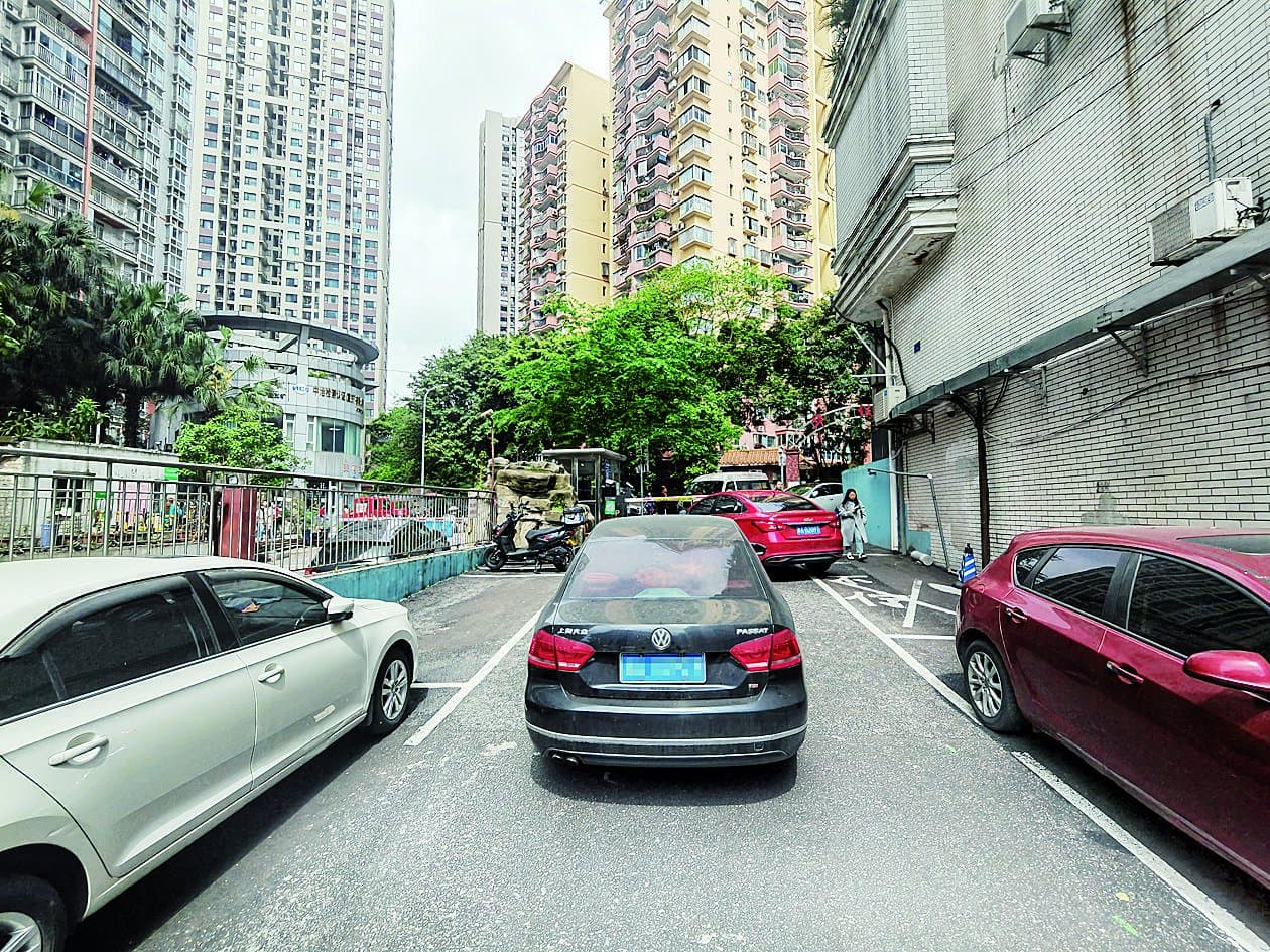 居民想少点钱，公司却不愿意 冶金一村停车收费矛盾咋调和