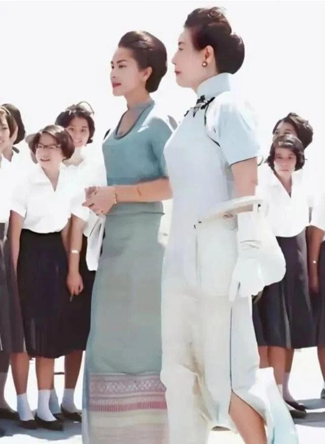 宋美龄65岁书法作品赏析：软硬笔书法的鲜明对比