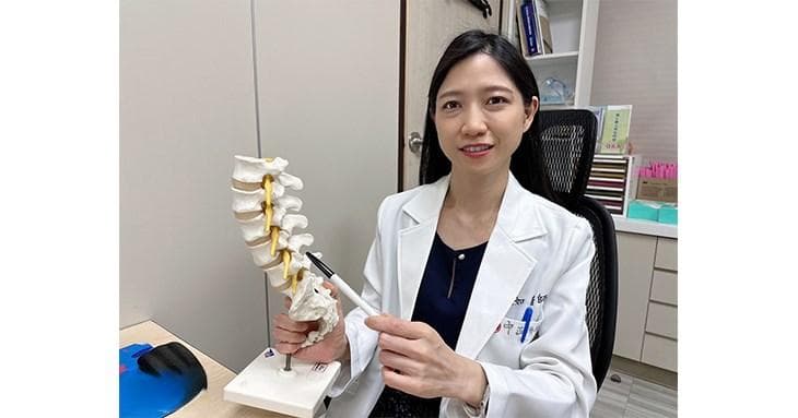 坐姿不良伤腰椎，当心腰椎滑脱及椎间盘突出！「这样做」对腰椎最健康