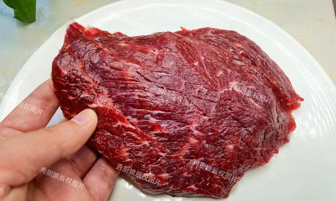 腌牛肉，直接加盐和料酒腌是大错，大厨教你一招，出锅比豆腐还嫩