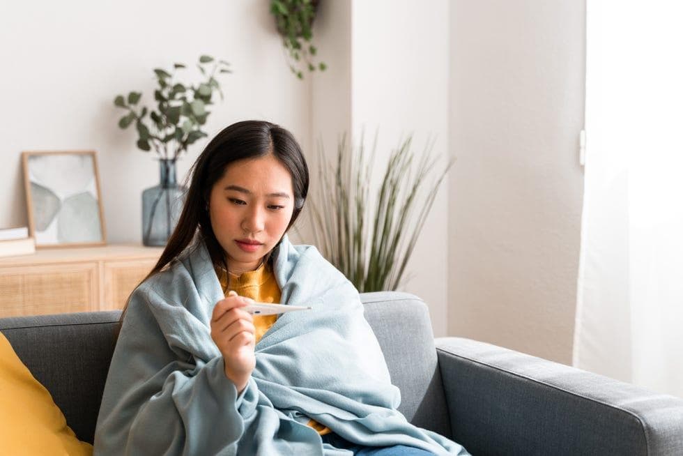 小孩发烧怎么办？这些情况需立即就医