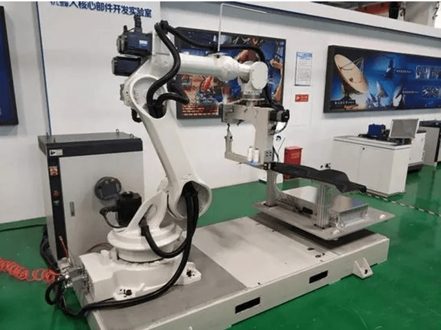 中船重工716所与宁波慈星股份研制出3D缝纫机器人，打破国外企业垄断