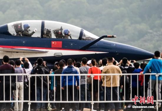 如何避免在飞行过程中造成环境污染？这种环保要求对航空业有何影响？