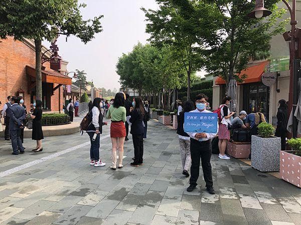 上海迪士尼乐园今日重启：早上6点已有人排队，凭预约码入园