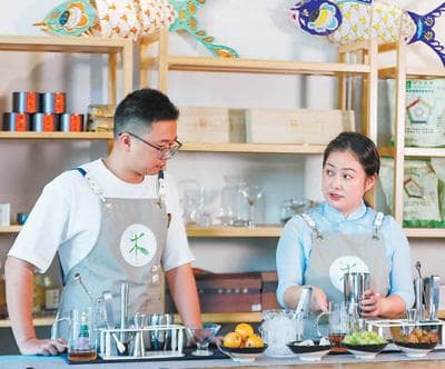 调饮师调制口味多元化饮品——创新中传承传统茶文化