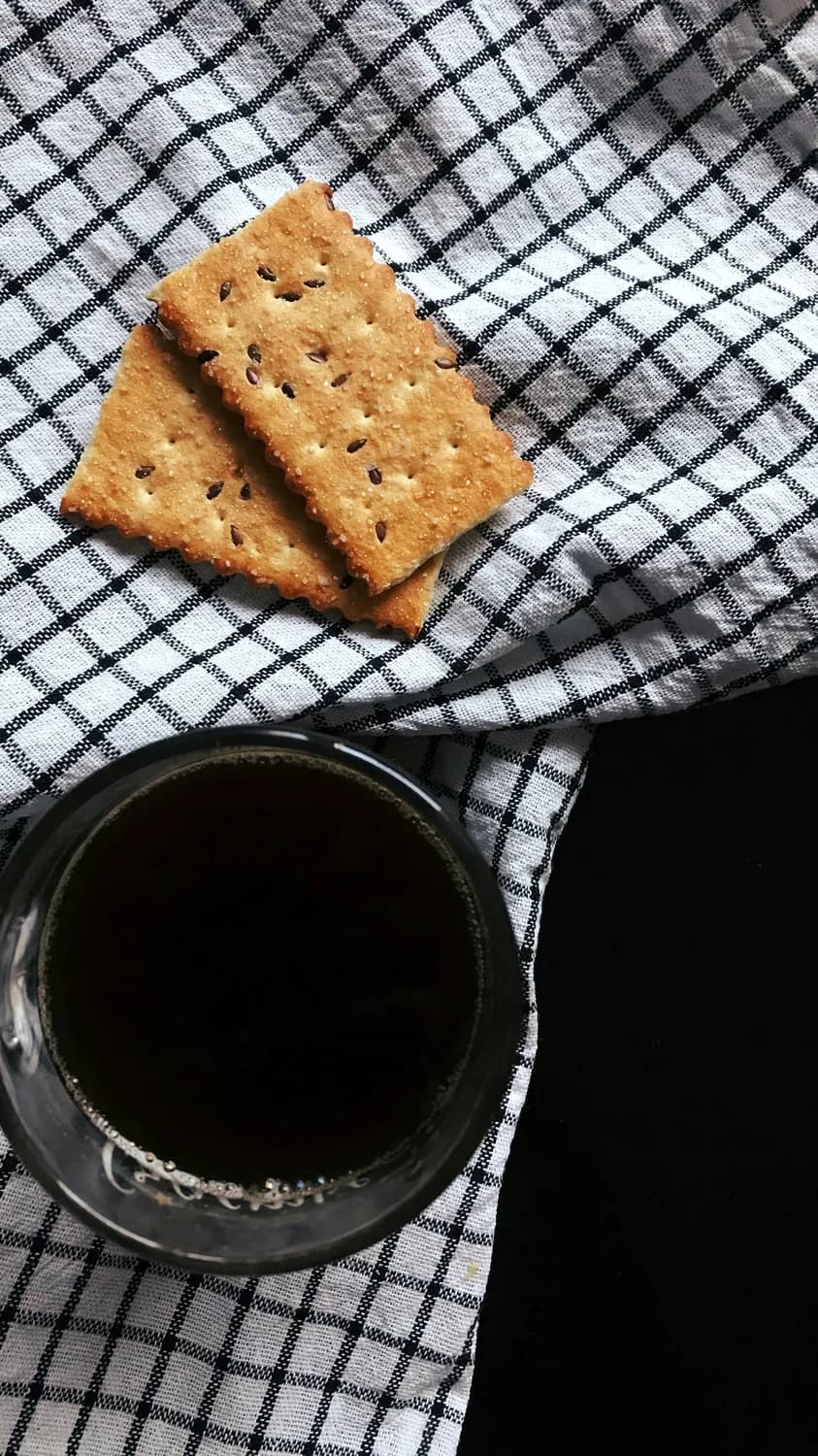 苏打饼干和苏打水：调节胃酸的黄金搭档