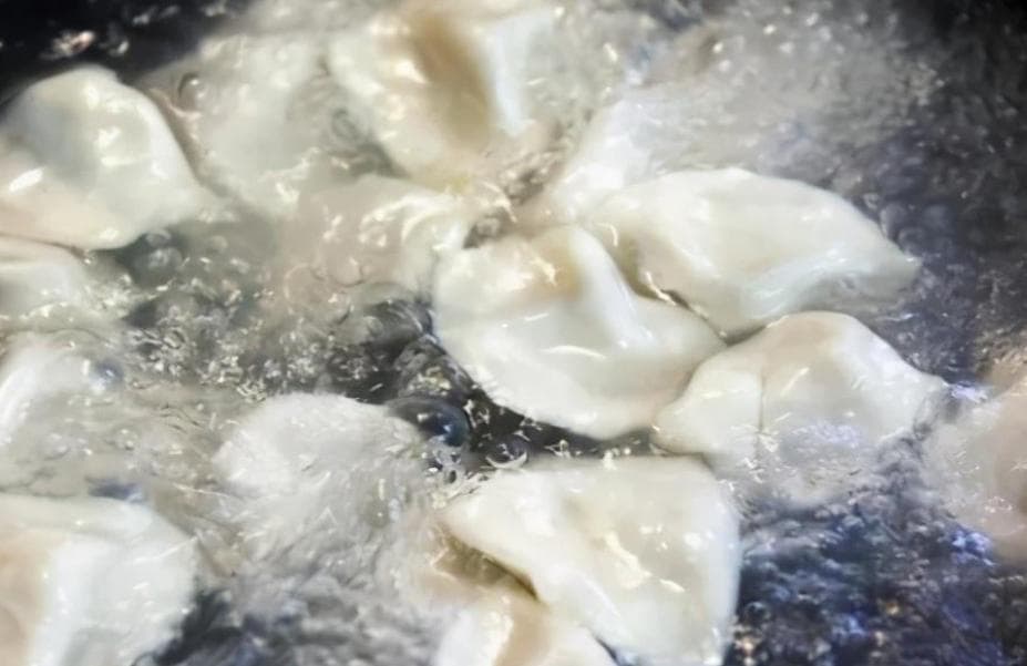煮饺子用冷水还是热水？一文详解不同状态饺子的完美煮法