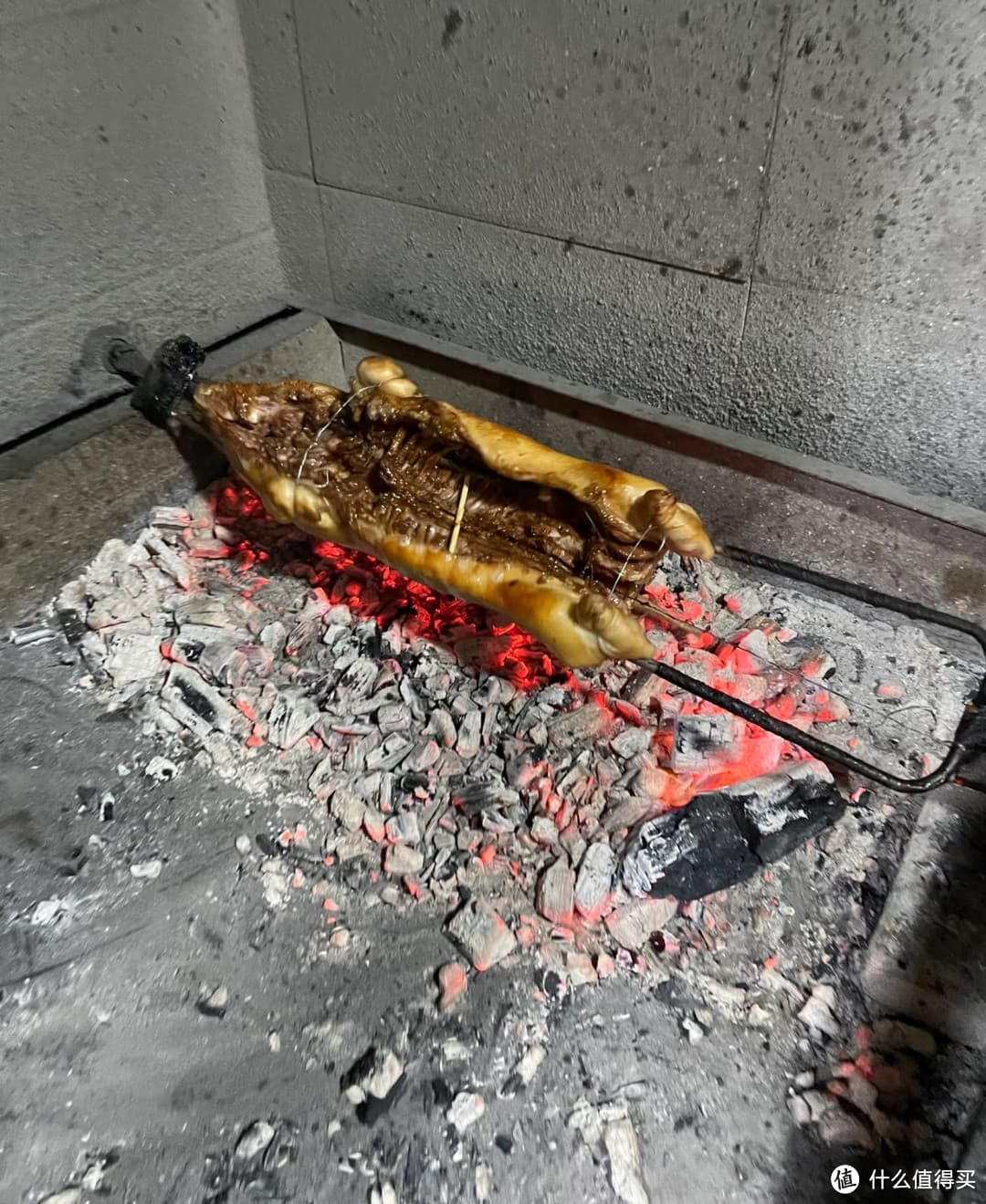 烤乳猪这道色泽金黄皮脆肉嫩