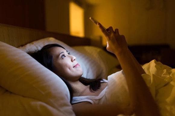 千万不要！一睁眼就玩手机，伤害眼睛的5大坏处要引起重视