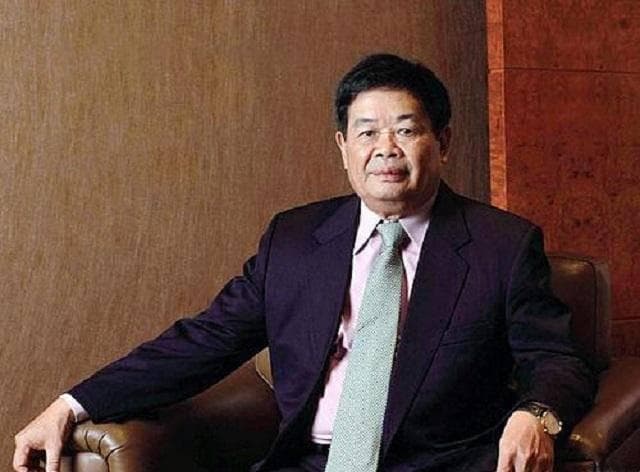 许家印深陷法律困境，曹德旺百亿建校续写慈善