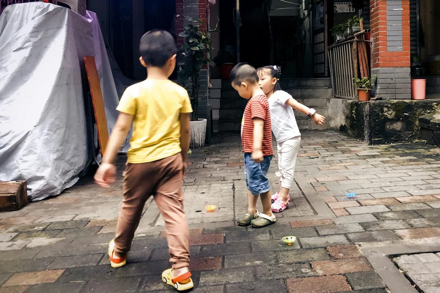 小班体育活动：拍皮球培养合作精神