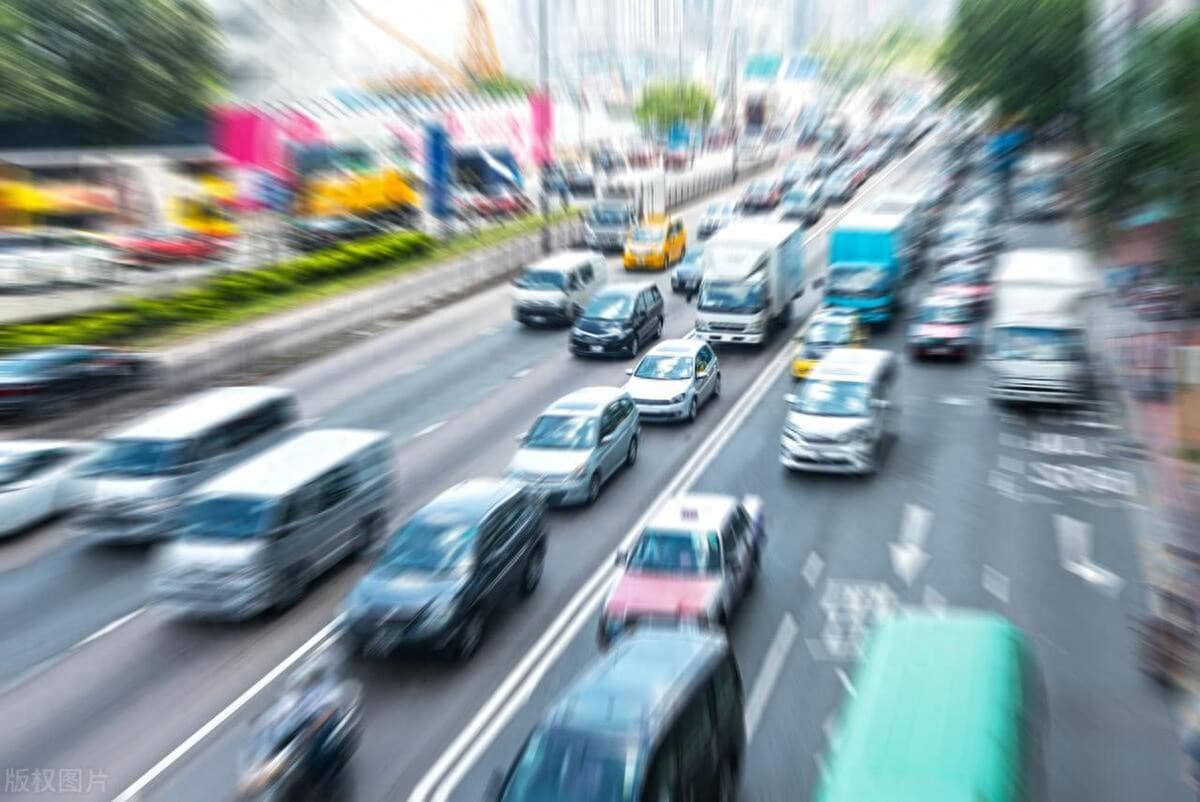 美国高速公路拥堵难题与中国启示：为何拓宽车道治标不治本？