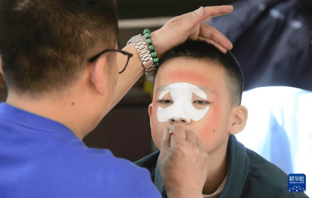 杨强：匠心传承京剧脸谱艺术