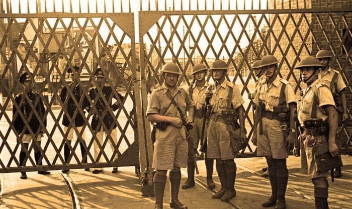 老照片：1937年日军轰炸上海，租界军警全副武装，市民纷纷逃离