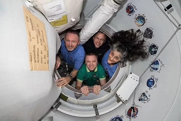 NASA滞留宇航员的回家日再更改，马斯克的龙飞船将提前发射，细节曝光