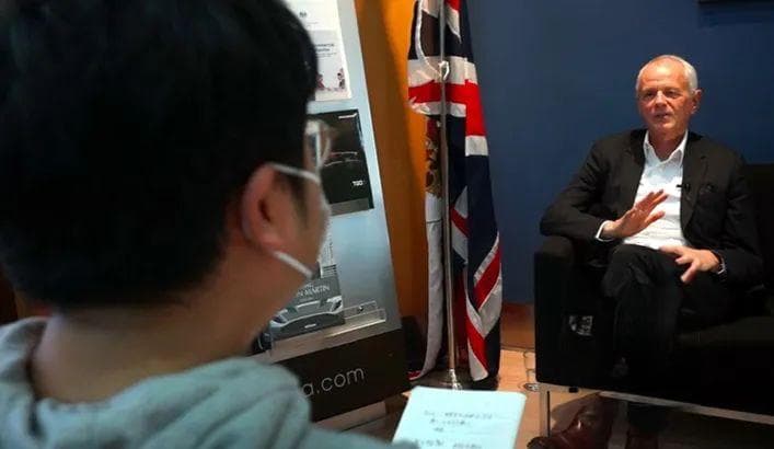 英国驻渝总领事勇救溺水女孩，获救女孩要请吃饭答谢