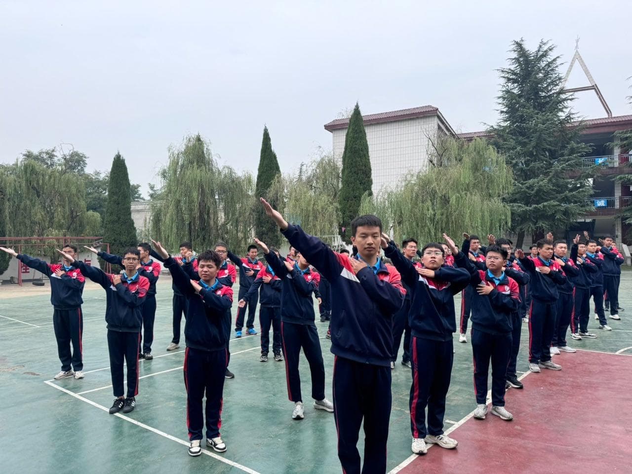 地铁站温情一幕：父女排队成网红，家庭教育无声胜有声！