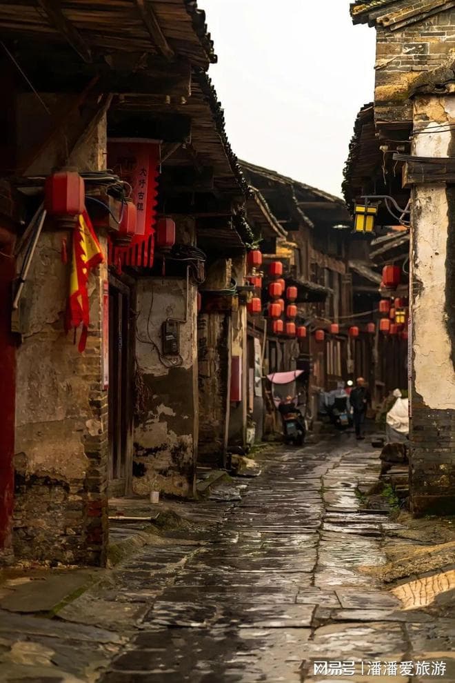 不妨前往桂林游玩，漫步于兴坪的古旧街道。