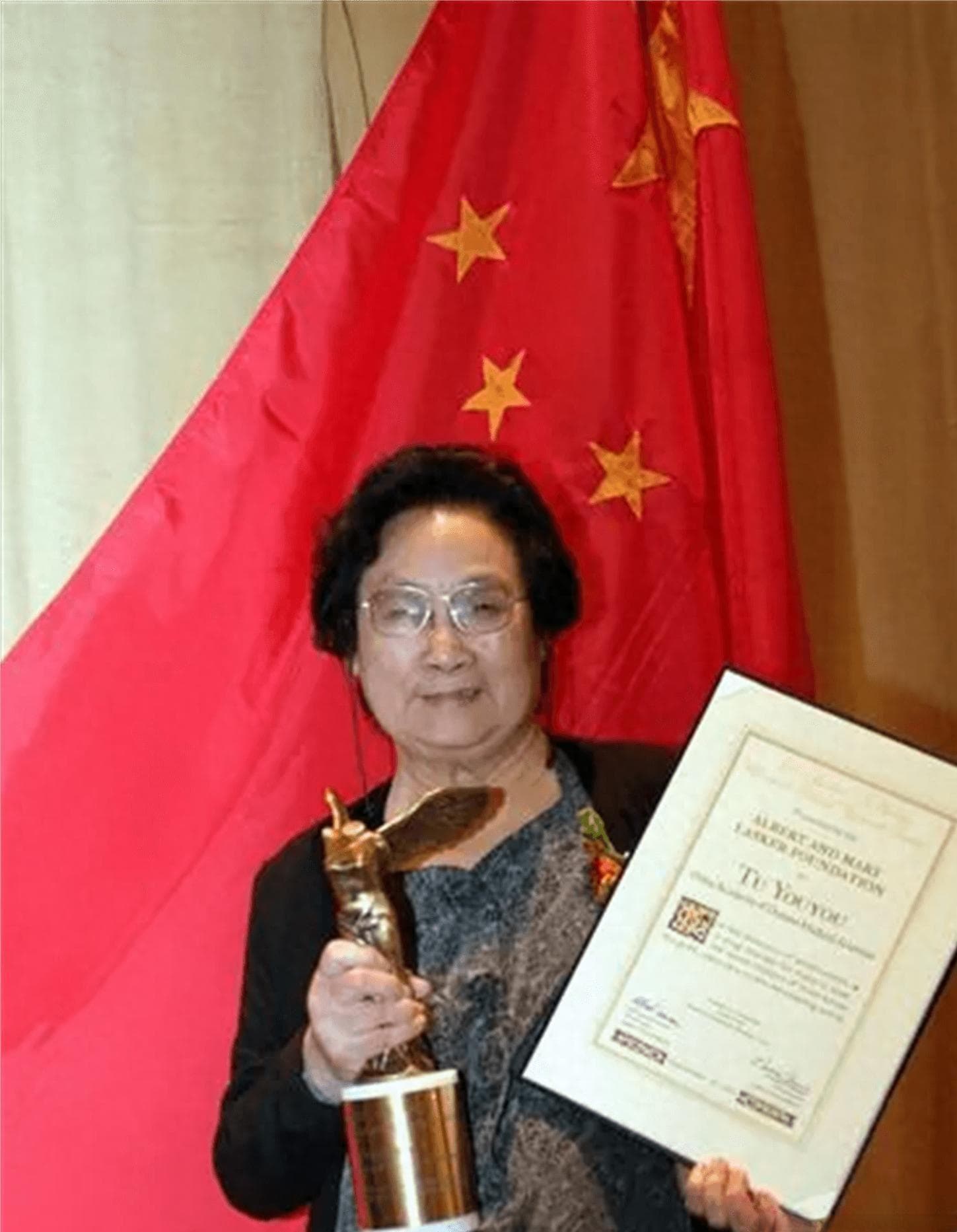 “诺贝尔医学奖”获得者屠呦呦，为成功研究青蒿素，不惜以身试药