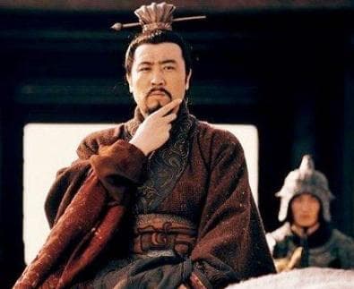 刘备的崛起与身份认同：真实历史中的刘备解析