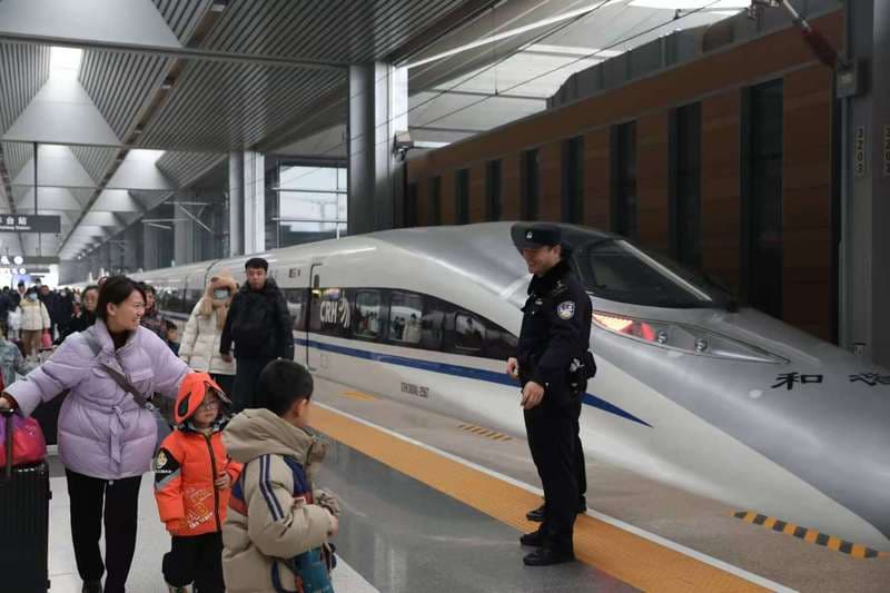 年轻铁警春运在岗为旅客排忧解困：“不让小事耽误群众回家团圆”