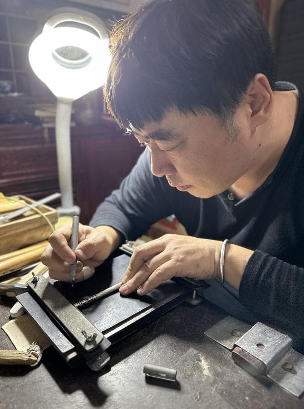银饰錾刻和锔瓷相结合 化残缺为艺术