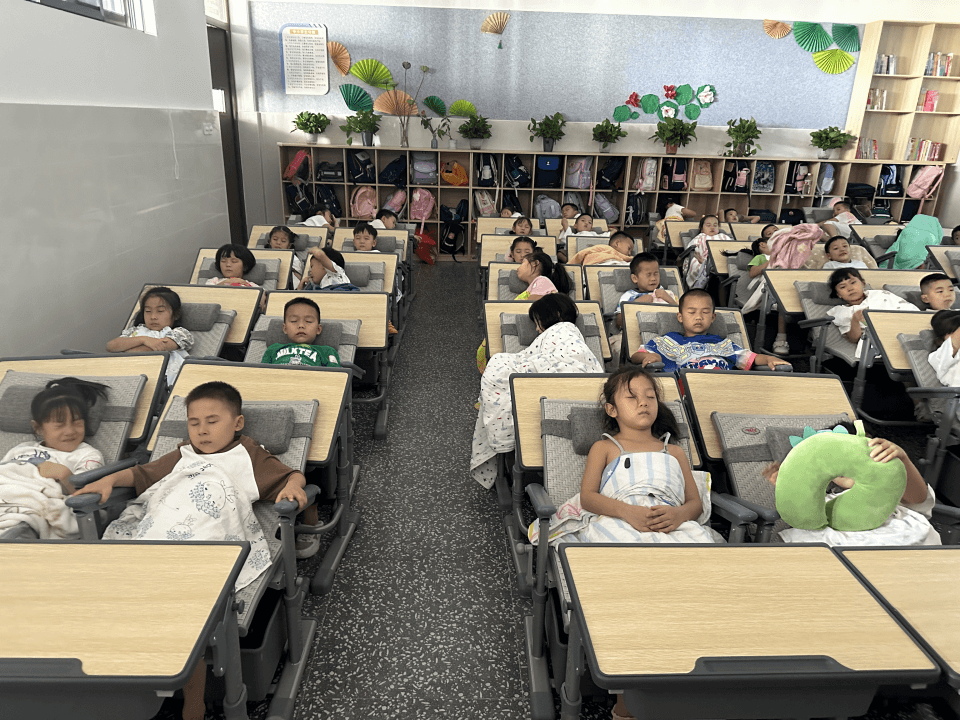 绵阳首推"躺平式"午休：可躺睡课桌椅让小学生午睡更舒适