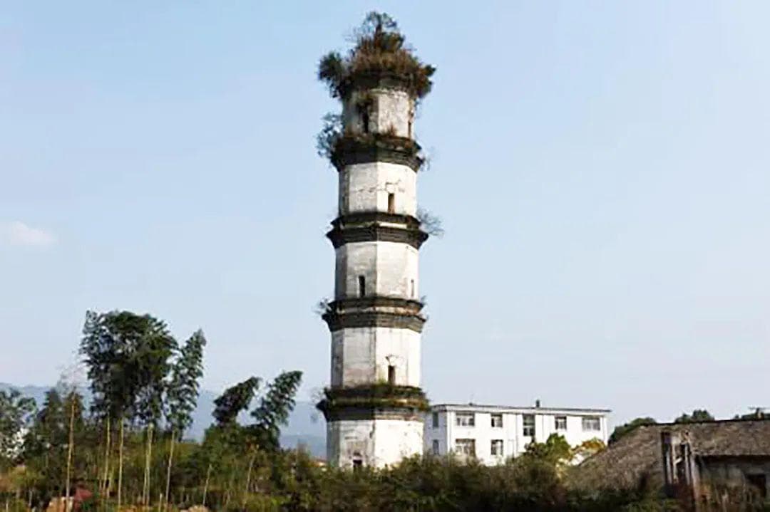 明清时，江西风水学和科举制度兴起，引发宜丰龟山的登云塔