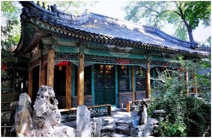 “一座恭王府，半部清朝史”，当年和珅仿故宫而建，一根柱子27亿