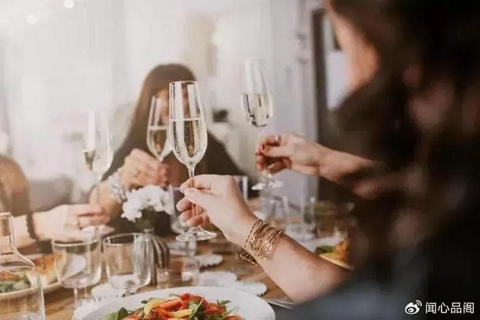 轮到你敬酒时，别干站着当“哑巴”，记住这4句敬酒词，万能好用