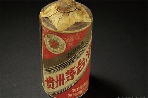 茅台70年来酒瓶变化过程：三节瓶、乳玻瓶、酱瓶、纪念瓶！