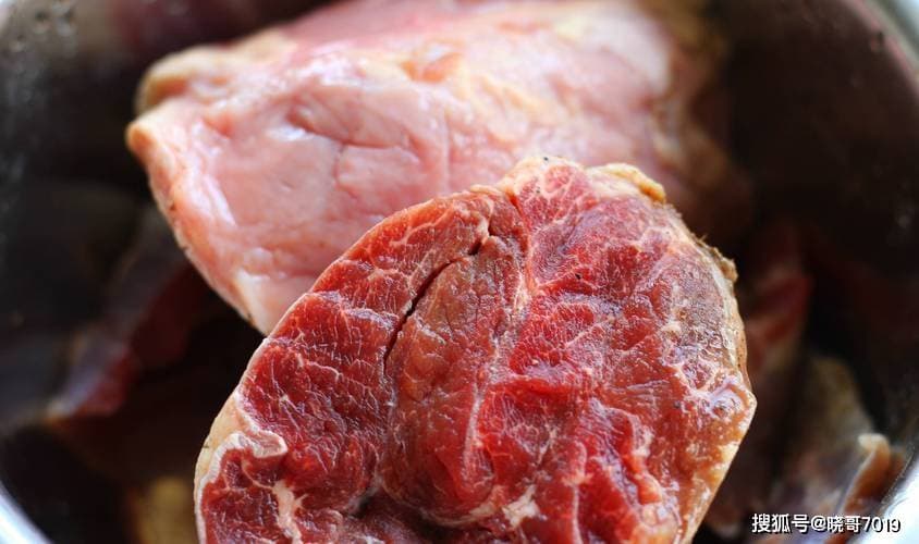 牛腱子大战：前腱后腱大揭秘，教你做出最酥烂美味的牛肉！