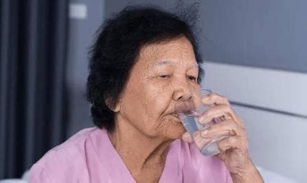 多名医生告诫：年纪大了，宁可多起夜，也不要在睡前多做这3件事